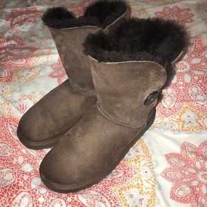 UGG Bailey Button Short Boot - Chocolate